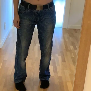 Jeans - Coola jeans från märket gul&blå som inte finns längre, Köpta för 250 på secondhand. Storleken står inte. Midjemåttet: 80 cm, innebenslängd: 70 cm. Jag är 161 cm