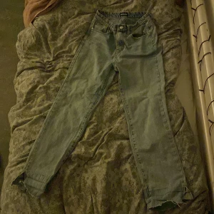 Jeans - Sprättade längst ner