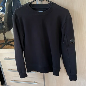 Cp company  - En snygg svart cp company sweatshirt. Även i bra skick!