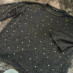 Zara tröja med pärlor - En tröja från zara med vita pärlor💕 Köpt för 499kr, använd men i väldigt gott skick💕 Inga skador osv