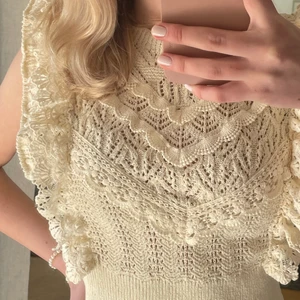 Stickad topp - Köpte denna gulliga topp i vintras och den har inte kommit till användning och är då i toppen skick😇💕 Köp direkt för 300