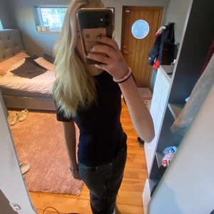 Blå t-shirt  - INTRESSEKOLL! Om någon kommer med bra pris så kan jag sälja den!