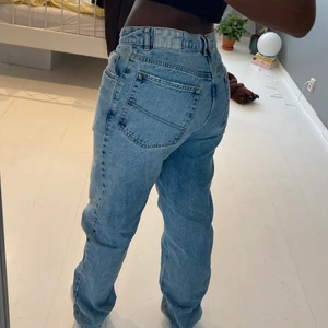 Lågmidjade baggy jeans  - Snygga baggy jeans i ljusblå demin, längd 36 i benen så sitter jätte nice | Fint skick | Säljer då jag aldrig använder dem längre | Köpare står för frakt❣️