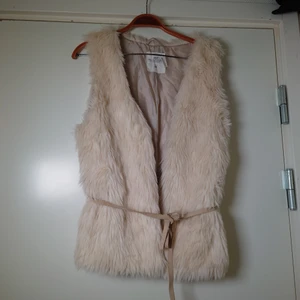 "Päls"väst - Väst i vit fuskpäls med band i midjan🌱