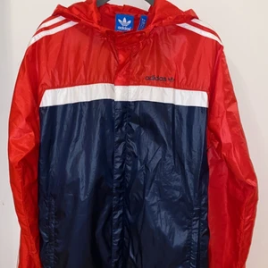 Adidas tunnjacka - Adidas dunjacka i strl M för Herr Skriv vid intresse Pris kan diskuteras