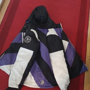 Wave sportswear  - 154/168 är storleken, fyra fickor med dragkedjor, unisex 