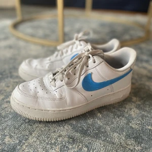 nike air force 1 - Vita nike air force 1 i nästan nytt skick. Med coola blåa loggor, storlek 38,5