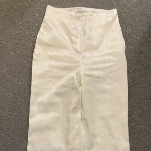 Satinbyxor - Superfina satinbyxor från nakds x misslissibells kollektion. Aldrig använda! Går ner till marken på mig som är 163cm! 