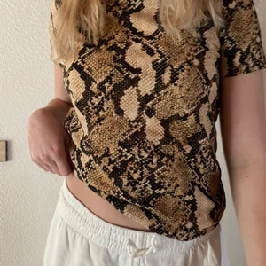 T-shirt med orm mönster från H&M - Orm skin mönstrad t-shirt från H&M stl XS, 40+ frakt