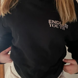 Svart Zara hoddie - Svart hoddie med tryck där bak från Zara, passar både Xs/S