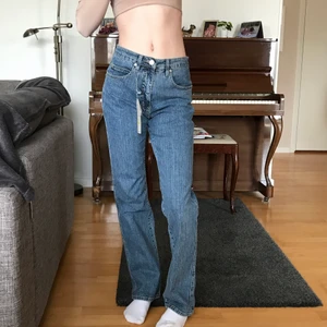 blå Jeans  - Säljer ett par jättesnygga lågmidjade jeans i nyskick. Aldrig använt dem för att de är Lite för långa i benen. storleken är 34. Skriv privat för fler bilder!!    (Älskar själv mönstret på dem)