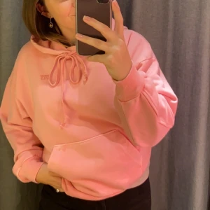 Levis tröja - Priset kan diskuteras! Levis tröja i storlek XS i superfint skick! 🌞 Den är oversize, och passar bra på mig som brukar ha S/M! Färgen på tröjan stämmer bäst på bild 2! 💕 Nypris 799kr. Mitt pris 399kr. Köparen står för frakten 🌼