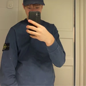 STONE ISLAND SWEATSHIRT  - Köpt från miinto, storlek m, använd rätt mycket men fortfarande i bra skick. Nypris : +2000kr