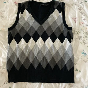 Mönstrad väst - En väst från Kappahl som passar som den är eller över en skjorta/blus/långärmad tröja. Passar s-xl beroende på hur du önskar att den ska sitta. obs baksidan är helsvart💞