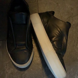 Arigato skor  - Kollar intresset på mina höga arigatos, fick i födelsedagspresent förra sommaren och har använts en del. Skorna är dock nytvättade och ser väldigt fräscha ut⭐️💓Box och påse ingår!