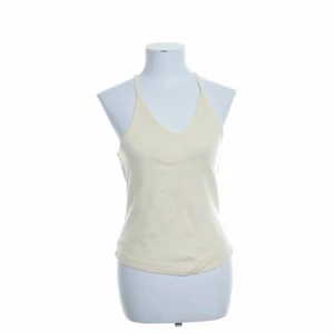 Gul topp - Säljer denna jätte fina topp! Den kommer tyvärr inte till andvänding längre! Nyskick 💓 Storleken är M men passar bra på mig som är xs/s