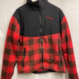 Columbia fleece - En snygg Columbia fleece perfekt som vårjacka! Säljer då den är för stor för mig. (Obs frakt ingår inte i priset)