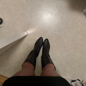 Boots  - Snygga boots köpta från sellpy för 250kr. De är lite slitna men fortfarande snygga:) har även knytning där bak 