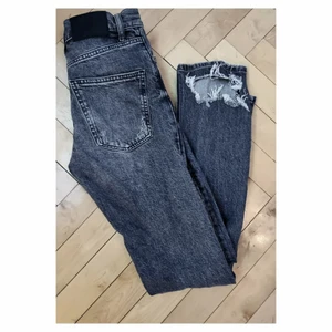 Oanvända gråa ripped jeans ZARA - Helt oanvända jeans 