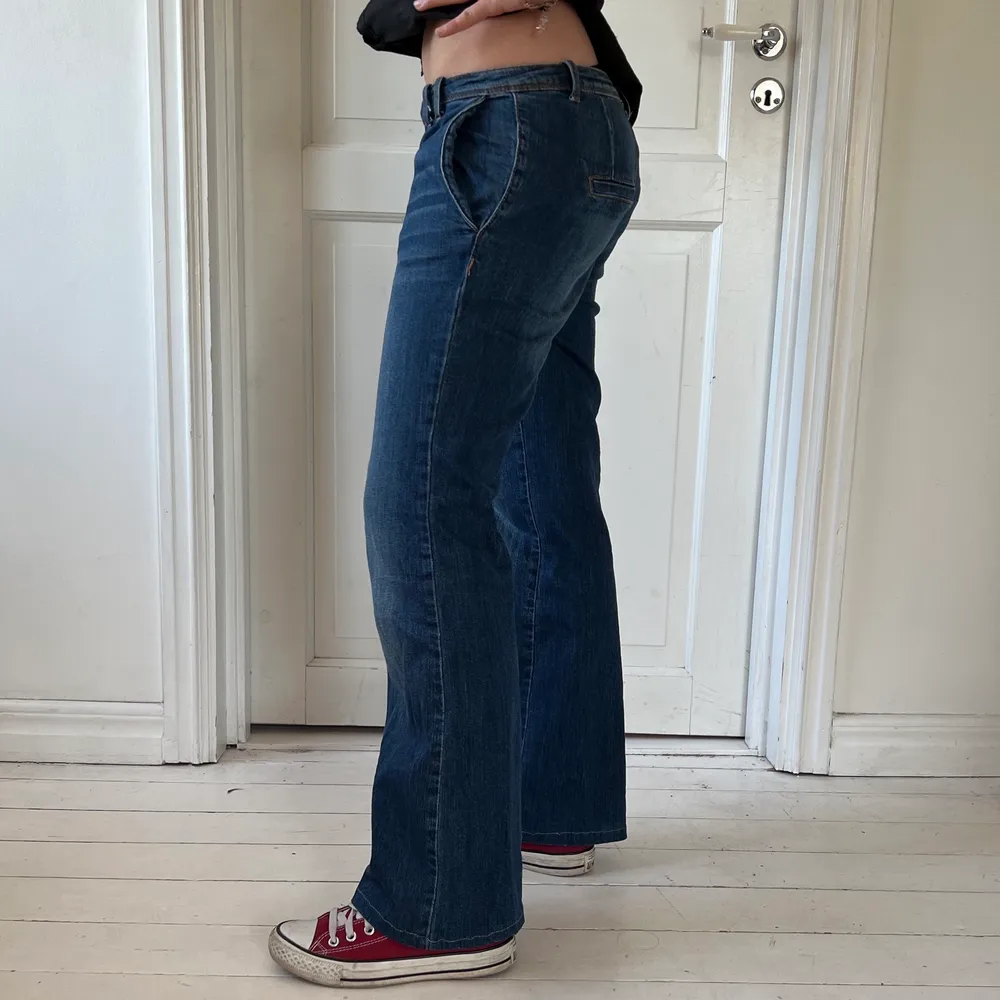 Vintage lågmidjade jeans från Mango. Knappt använda. Storlek 38. Passar bra i längden på mig som är 165 cm. Köparen står för frakten. Skriv om du är intresserad💓💓. Jeans & Byxor.
