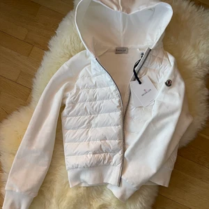 Slutsåld Moncler Jacka  - Hej! Jag säljer denna slutsålda eftertraktade jacka från Moncler, storlek 12 men passar en XXS-XS, brukar vanligtvis ha XS och S.  Prislapp är kvar!!! 😊 , budas just nu för 4300 hos Filippa här på Plick 💕💕 Lånade två första bilder av henne! Sista är min egna ❤️ Skriv för fler bilder 😇 