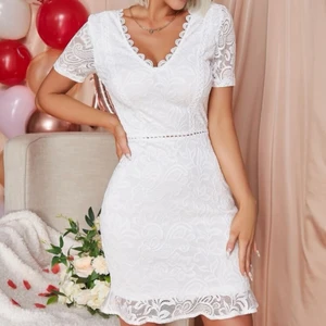Klänning - Denna superfina vita klänning köpt på Shein för 249kr. Säljer för 150kr + frakt. Storlek XS. Perfekt till sommaren och studenten!💕 Aldrig använd, lapp kvar. 