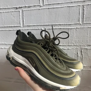 Nike airmax 97 - Mörkgröna Nike air Max 97! Storlek 38! Lite slitna i hälen! Bra skick annars! Har tyvärr inte skolådan kvar! Hör av dig för frågor <3 