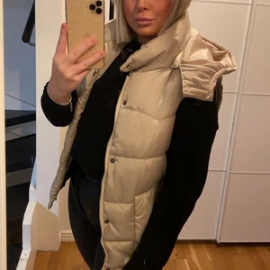 Beige väst - Säljer nu min fina beige väst. Den är sparsamt använd och jättefin. Skickar gärna mer bilder vid intresse. Köpt för ett dyrt pris därav mitt pris just nu