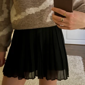 Svart kjol - Superfin kjol ifrån Gina Tricot med resår i midjan. Knappt använd, men har ett pyttelitet hål i tyget som man dock inte tänker på🖤