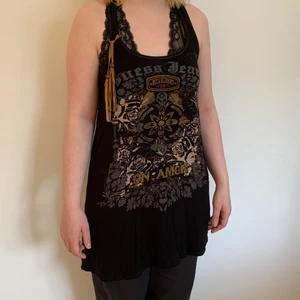 Svart Guess linne, XS - Svart Guess linne med stort tryck. Storlek XS, men passar även som S. Perfekt för strandturer!
