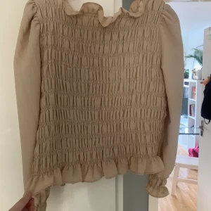 romantisk blus  - Säljer pga fel storlek. Passar en 40:a 42:a