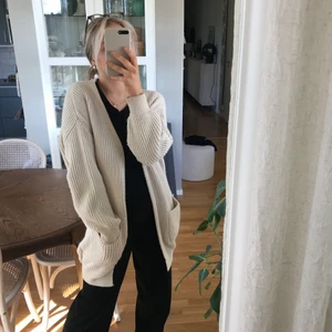 Kofta - Säljer denna urgulliga kofta från NAKD för 100 kr + frakt. Eventuellt lite noppig men fortfarande i fint skick!!