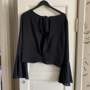 Tröja med öppen rygg - Tröja i lätt material från Zara. Den är öppen i ryggen och har långa armar. Strl M💓