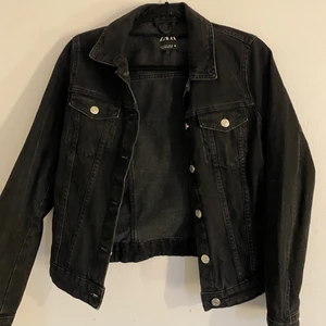 Jeansjacka zara - Jeansjacka fårn zara i nyskick, perfekt till sommaren/höst💞 storlek  S , köpte för 400kr ,säljer för 120kr+frakt (spårbar) 