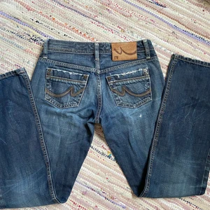 Lågmidjade Jeans - Jag säljer dessa så snygga lågmidjade bootcut jeans som är köpta här på plick men tyvärr för små för mig! Midjemått 77 cm och innerbenslängd 77 cm. 