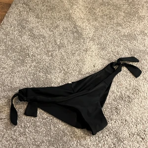 Svart bikiniunderdel  - Aldrig använd, från Nelly( klippt bort lappen när jag köpte dem). Storlek 34