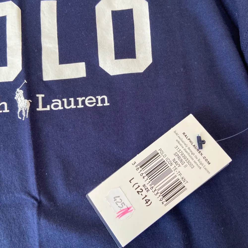 Helt oanvänd polo t-shirt med lappen kvar från Ralph Lauren. Köpt för 425kr och är i stl. L (barn) vilket motsvarar XS-S.. T-shirts.