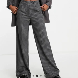 Gråa kostymbyxor  - Helt oanvända gråa kostymbyxor med vita ränder🤍 Köparen står för frakten! 