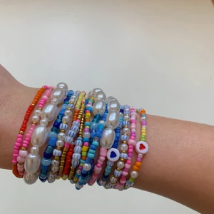 Pärlarmband - Säljer superfina pärlarmband jag gjort själv till ett bra pris som är perfekta till sommaren😁🌸 Alla armbanden är ca 17cm + 4cm och kostar 20kr styck + 13kr frakt. Det går självklart att önska egen design och längd på armbanden om man vill det. Vid köp av 3 armband så bjuder jag på frakten☺️