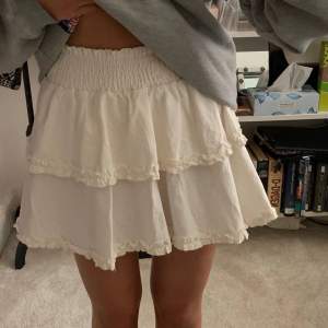 (❗️LÅNAD BILD❗️) 💕 Säljer min super fina kjol från Mango då den inte kommer till användning längre. Är i storlek S men passar en XS - M. Skriv privat för fler bilder.