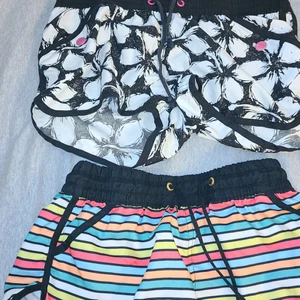 Inte från Sverige  - Det är två stycken simskorts med snöre och fickor. Dem har olika färger på sig och är bra. Har bar använt dem en gång men gillar inte simskorts jag gillar mer bikinis 