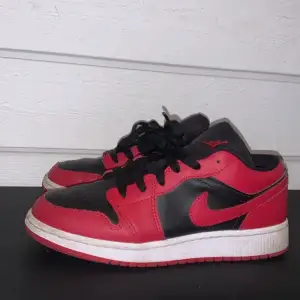 Air jordans 1 som är köpta förra året. Inte använt dom så mycket så inte så mycket skador osv. Endast lite smuts på sulan men som går o ta bort. Säljer pga att dom ej används längre. Nypris 1300kr på restock. Köparen står för frakt. Postar igen pga oseriös köpare😊 skriv för mer frågor eller bilder💞💞💞