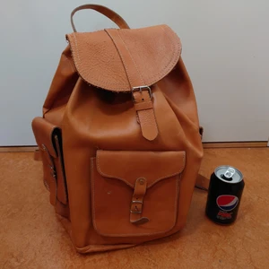 Ryggsäck i läder - Äkta äldre vandringsryggsäck i läder (pepsiburk som storleksreferens)🌱