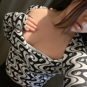 Långärmad topp från pull and bear - En yin & yang topp från pull and bear som knappast har blivit använt även om den är väldig snygg och bekvämt att ha på sig. Den är sexig och show off men också väldig basic eftersom att den passar allt: jeans, kjol, kostymbyxor osv…. Ops priset är inte inkl frakt!!!💕