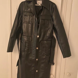 Skinnkappa konstläder - Skinnkappa i konstläder, använd 1 gång i vintras. I nyskick. Stl 36 köpare, står för frakt.