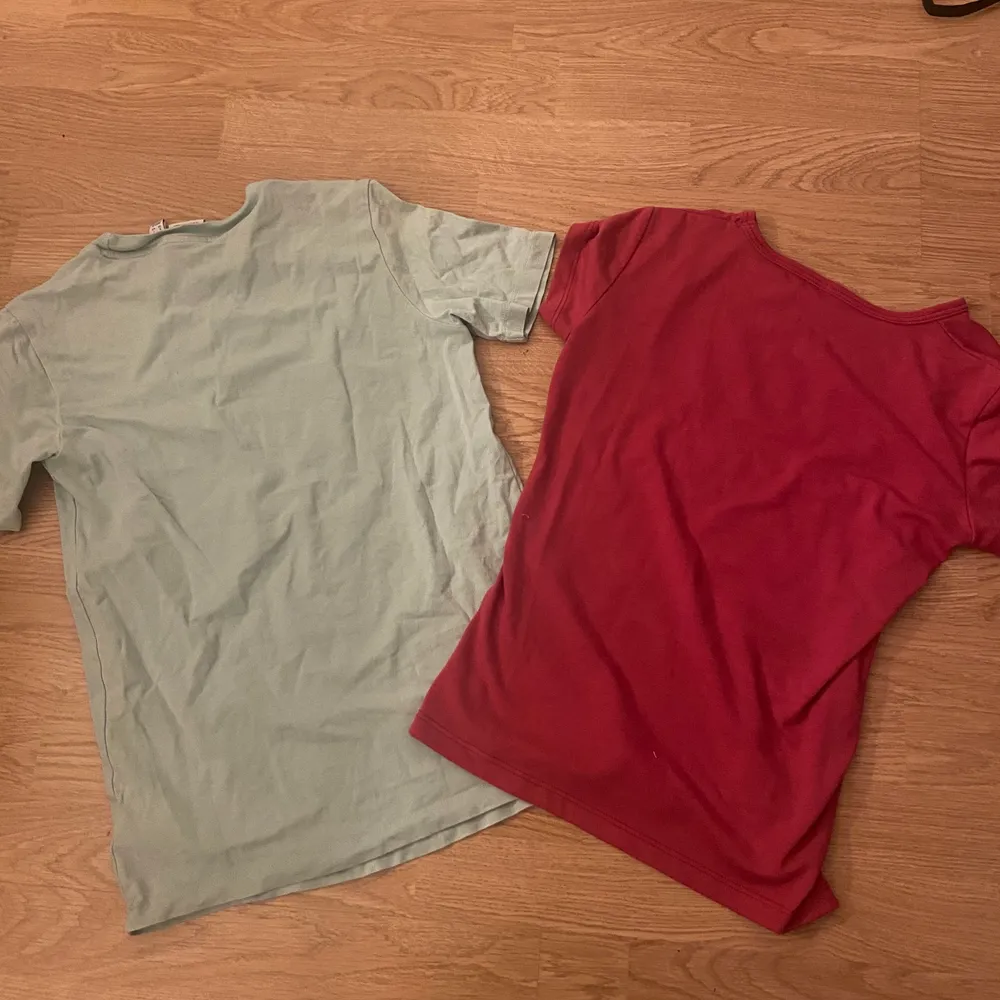 Två olika fina adidas sporttröjor, båda i storlek S, Så fina färger och basic . T-shirts.