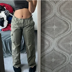 Cargo byxor  - Superfina cargo byxor som endast är prövad! Säljer då jag inte tycker det är min stil! Slutsåld och populär, därav säljer jag endast vid bra bud💘 passar 165-170 i längd, inneberslängd :77cm midjemått: 40x2cm      (Bud 450kr)