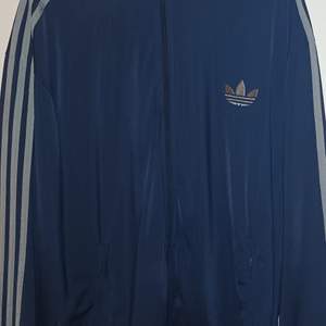 Adidas original zipjacka herr, fint skick, size:xxl, färg:mörkblå/silvergrå 