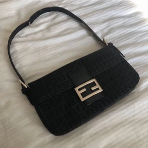 Vintage väska - Säljer denna väska som jag köpte här på plick för 500 kr! Säljaren var osäker på om den var äkta eller ej men hursomhelst en super fin väska! (Handtaget har spruckit lite men inget som syns när man bär den)