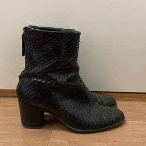 ECCO boots  - Säljer ett par klackskor från Ecco, Scorett. Använda ett flertal gånger men i bra skick. Nypris 1800 :- 